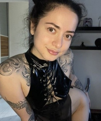 Игривая шалунья с неугомонным темпераментом ждет тебя для горячих встреч. Приглашаю к себе в атмосферное место для разврата и незабываемых моментов. Готова раскрепощаться на всю катушку! 745, 21 год