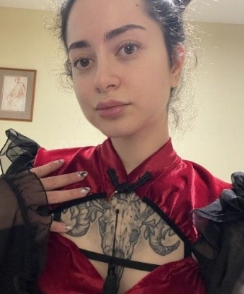 Игривая шалунья с неугомонным темпераментом ждет тебя для горячих встреч. Приглашаю к себе в атмосферное место для разврата и незабываемых моментов. Готова раскрепощаться на всю катушку! 745, 21 год